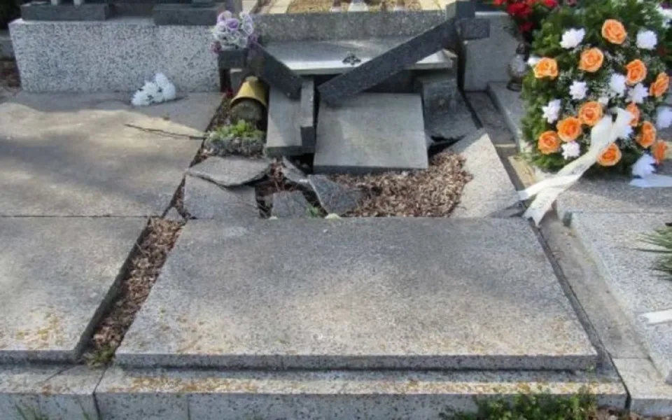 Neznámý vandal řádil na hřbitově. Za sebou zanechal dva poškozené hroby