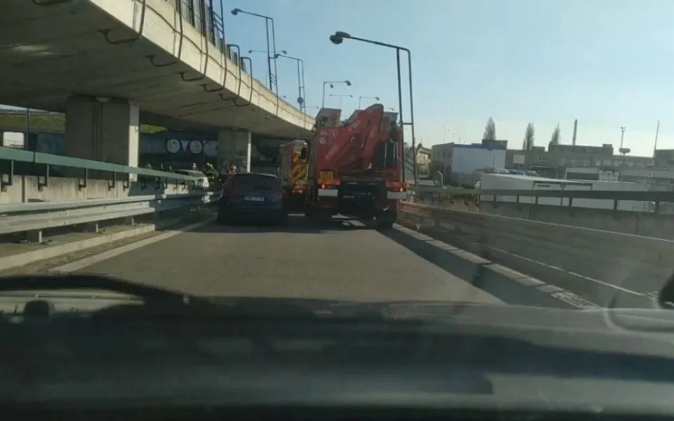 VIDEO: Policie řídí dopravu po nehodě dvou aut v Tovární ulici