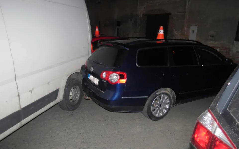 Řidič zapomněl zabrzdit auto, to se samo rozjelo a nabouralo další dvě auta