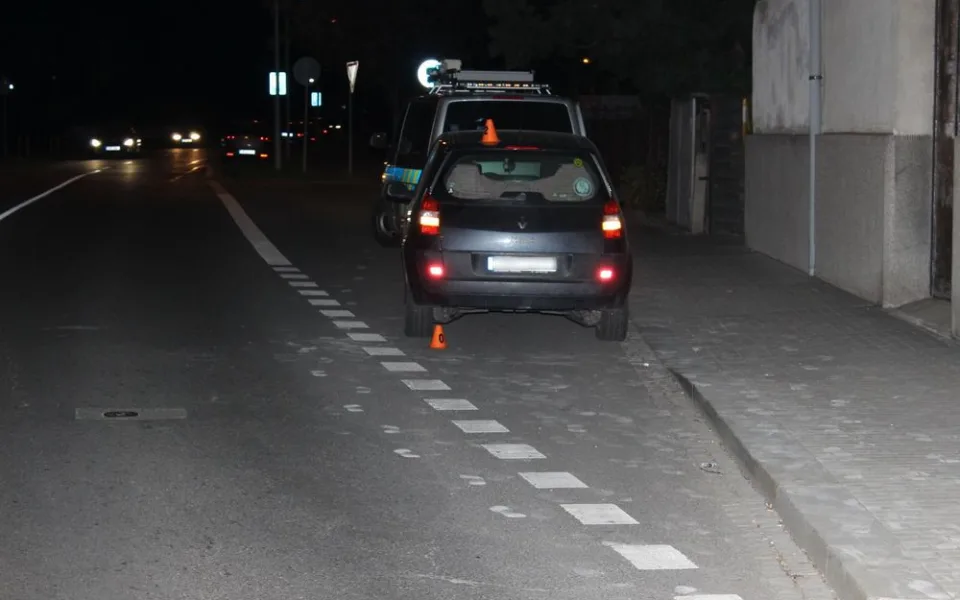 Opilý cyklista naboural do Renaultu. Z místa nehody se pokusil ujet