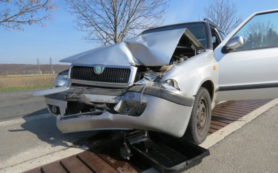 Řidič škodovky předjížděl traktor v momentě, kdy odbočoval na polní cestu. Došlo ke srážce