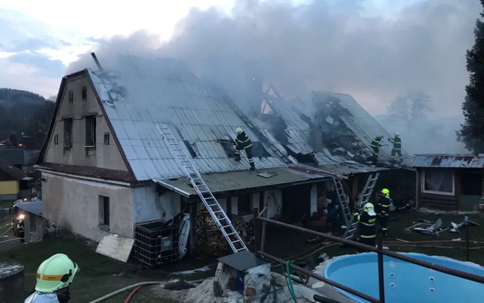 FOTO/VIDEO: V Domašově hořela střecha rodinného domu. Požár napáchal velkou škodu a dům je zcela poškozen