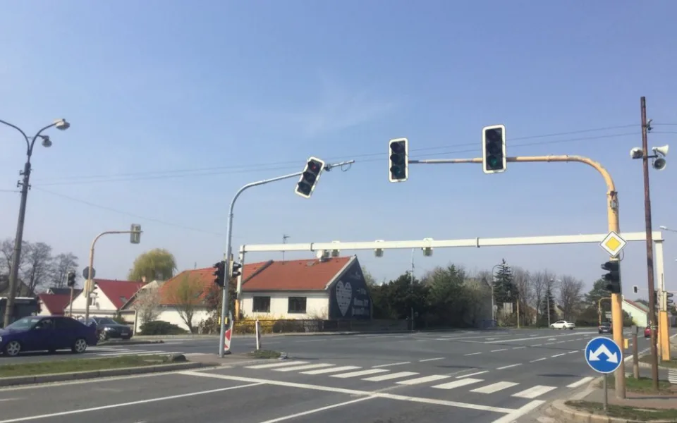 Vyvrácená značka nebo uvolněný semafor, strážníky zaměstnává silný vítr