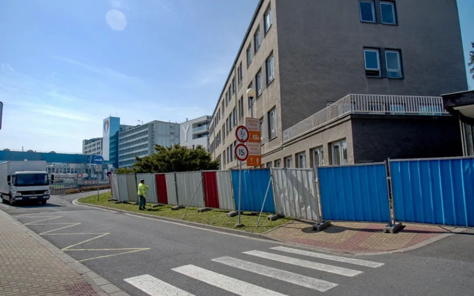 Ve fakultní nemocnici začala demolice budovy II. interní kliniky, práce omezí trasy pro pěší
