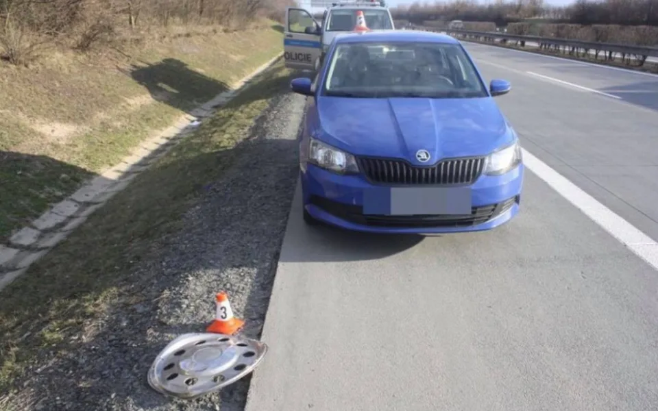 Poklice se uvolnila z kola kamionu a poškodila fabii. Policie pátrá po řidiči kamionu 