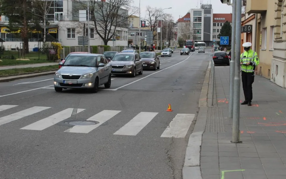 Třináctiletého chlapce srazilo auto, přecházel na červenou