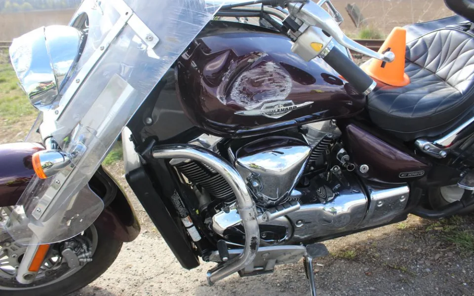 Motorkář havaroval před železničním přejezdem. Řidič i spolujezdkyně utrpěli zranění