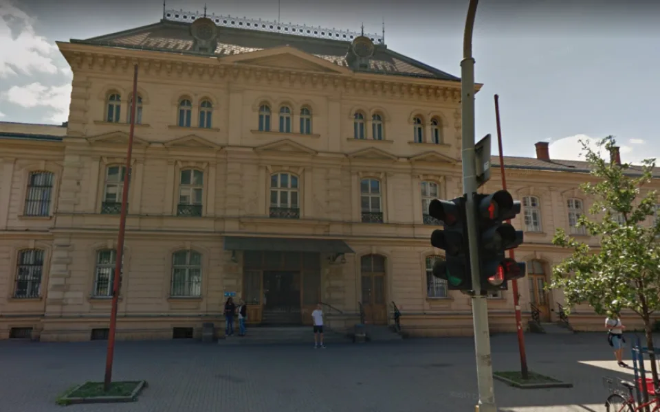 Agresivní žena napadla uklízečku na nádraží. Chytla ji za vlasy a mlátila hlavou o zeď dokud neupadla