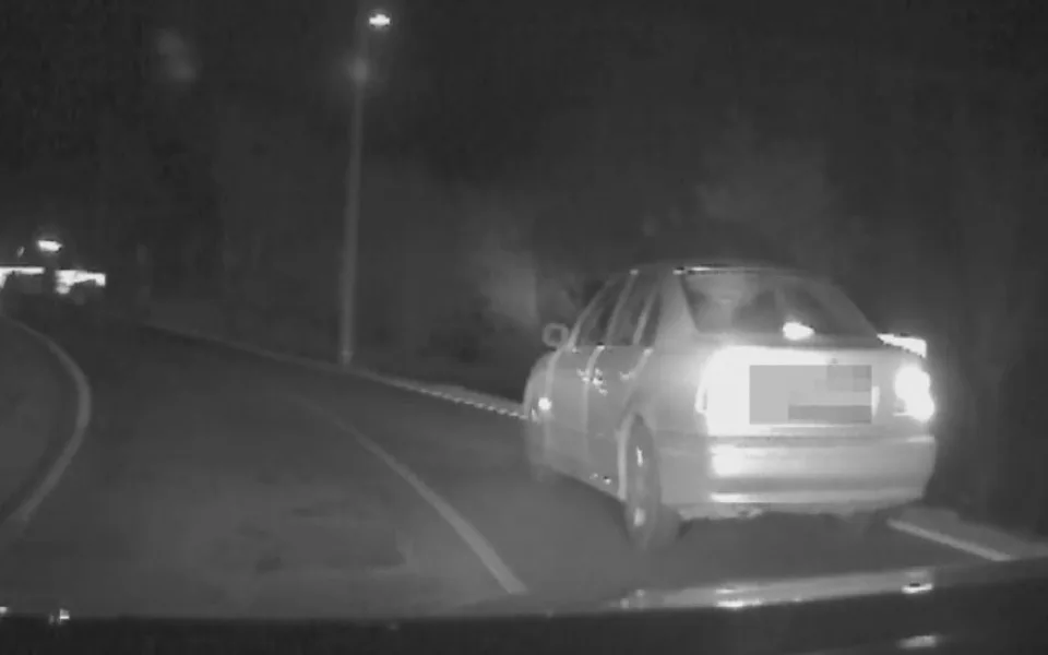 VIDEO: Muž ujížděl policejní hlídce. Měl zákaz řízení a byl na drogách