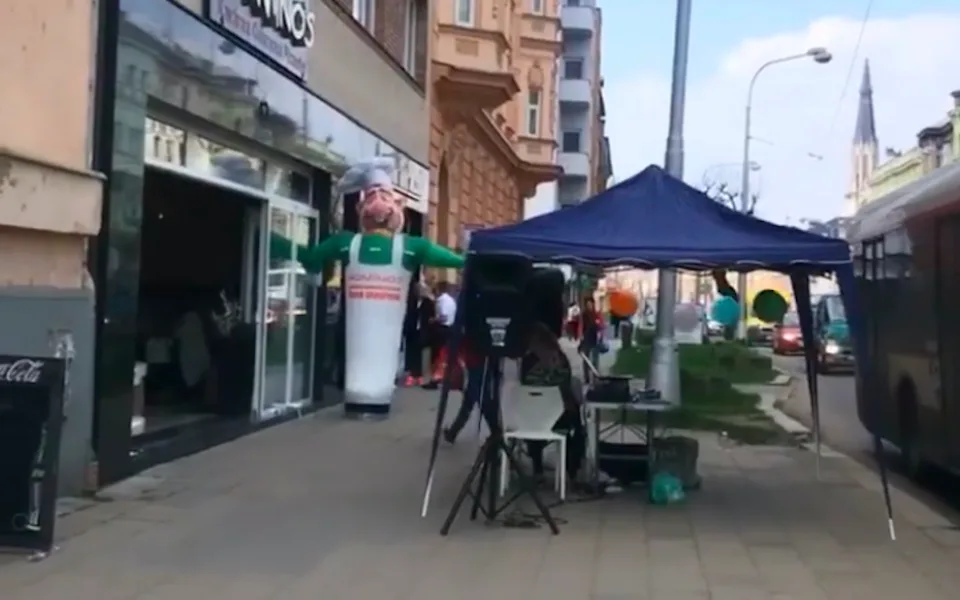 Provozovatel si na Masarykově třídě postavil stánek s hlasitou hudbou, neměl na něj povolení