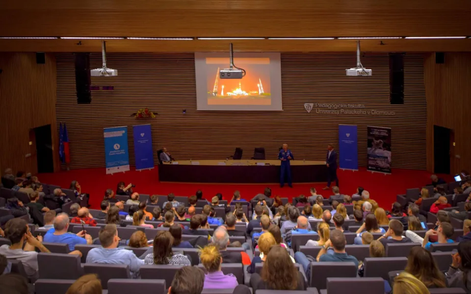 Lidstvo by se mělo rozšířit minimálně na blízké vesmírné objekty a založit si tam kolonie, říká astronaut Andrew Feustel