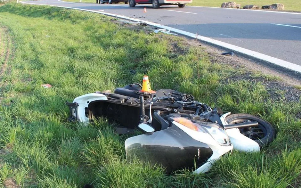 Zraněním motorkáře skončila nehoda, ke které došlo kvůli předjíždění