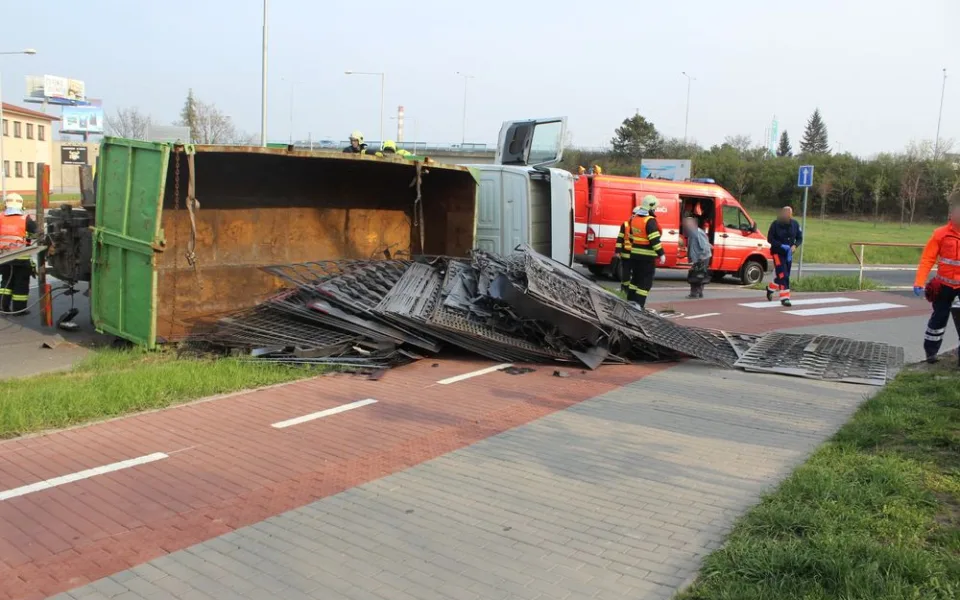 Na křižovatce havaroval náklaďák vezoucí železný šrot. Ten se vysypal na cyklostezku a chodník