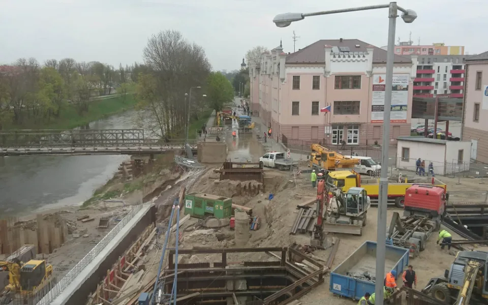 VIDEO: Dělníci překopli řad, který vede vodu Olomoucí. V domech v okolí havárie teče kalná voda