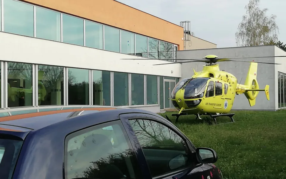FOTO: Na uničovském plaveckém bazénu zemřel muž, na místě zasahoval záchranářský vrtulník
