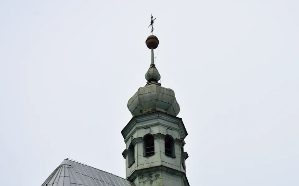 Hranice uzavřely pro dopravu náměstí, hrozí pád věžičky kostela