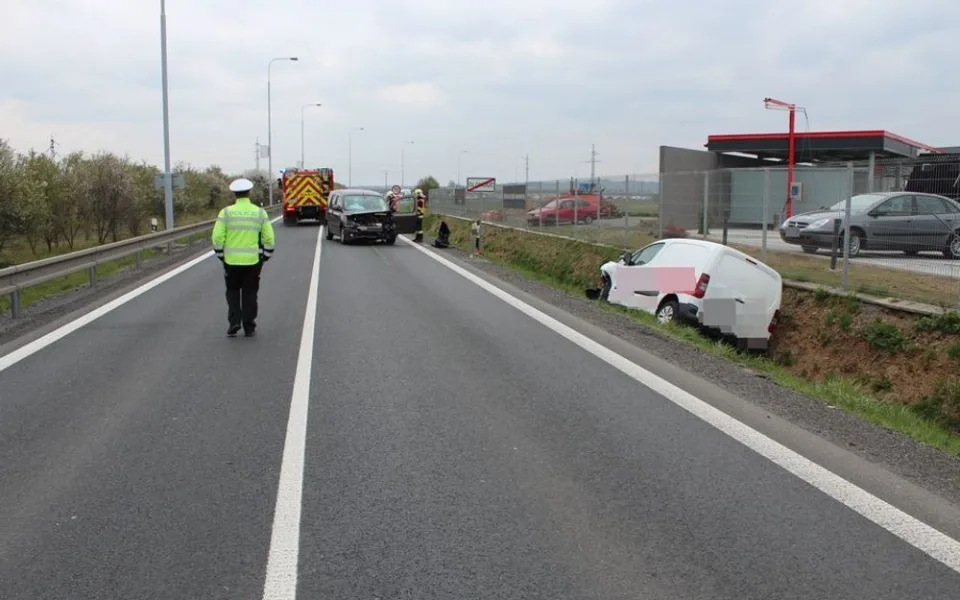 Seniorka přejela Mercedesem do protisměru, kde se srazila s Citroënem. Obě řidičky byly převezeny do nemocnice