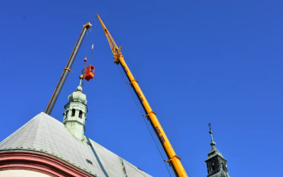 FOTO: V Hranicích začali odstraňovat zchátralou věžičku z kostela na Masarykově náměstí