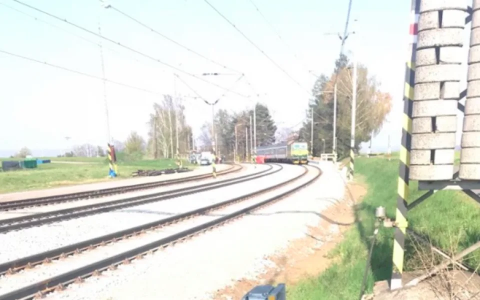 AKTUALIZOVÁNO: Člověk vystupoval na opačné straně, než je nástupiště. Srazil ho vlak