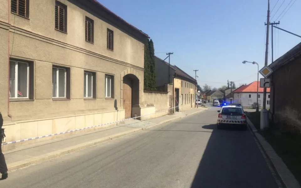 V ulici Řepčínská padaly ze střechy domu tašky