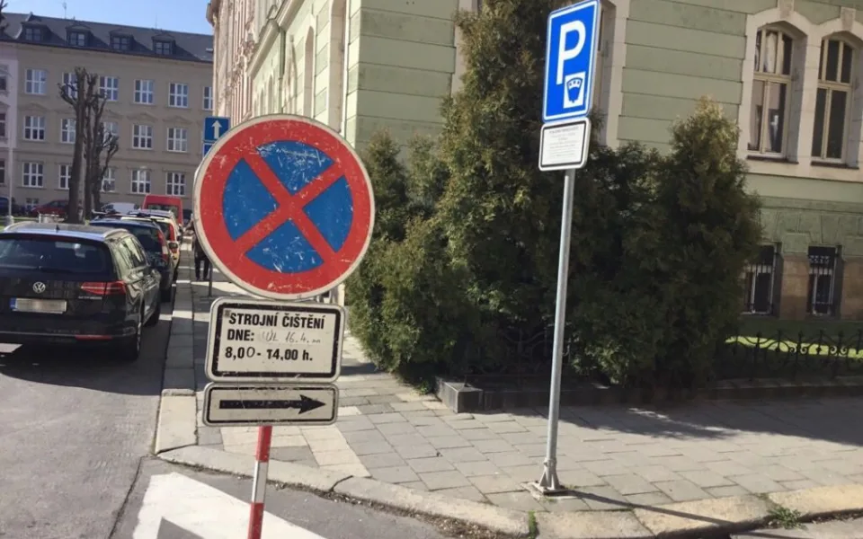 Blokové čištění stále pokračuje. Policie však řeší desítky případů zaparkovaných aut na zákazu