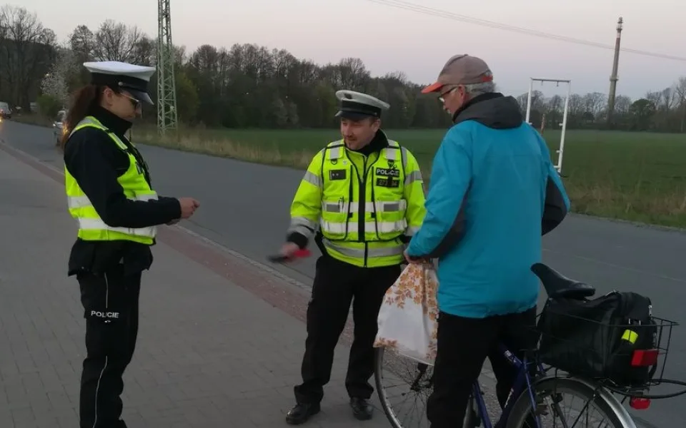 Policisté rozdávali reflexní prvky. Snaží se snižovat počet nehod