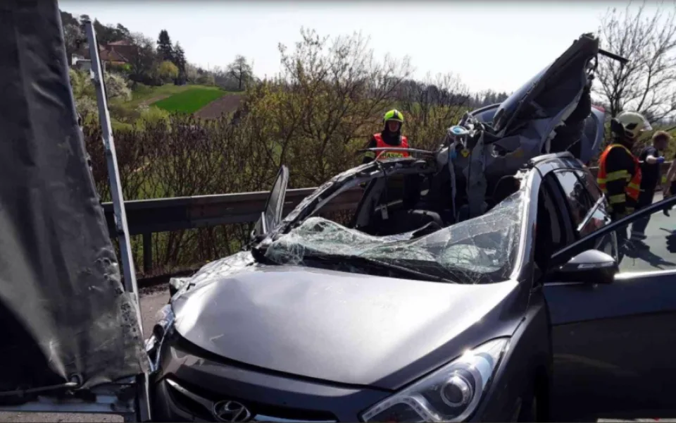 Na dálnici D46 došlo k dopravní nehodě tří osobních aut a náklaďáku, jedna osoba byla zraněna