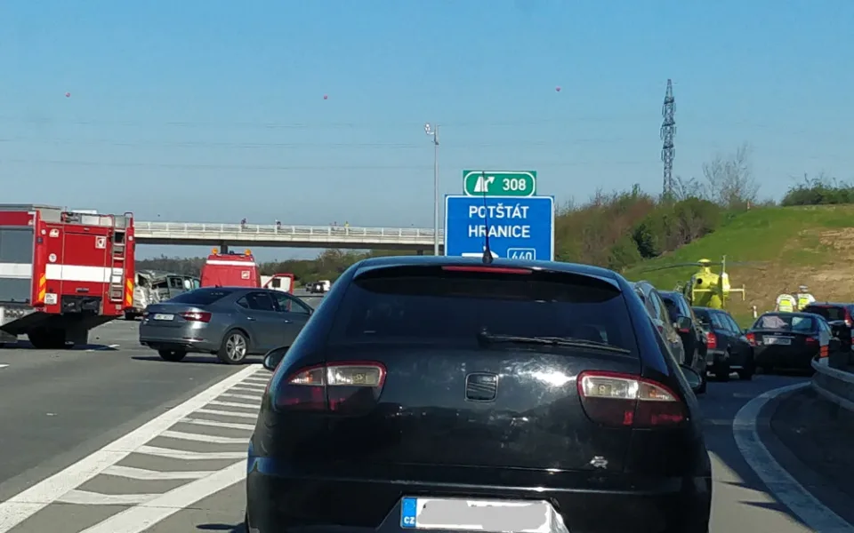 FOTO: Vážná dopravní nehoda uzavřela dálnici z Olomouce na Ostravu