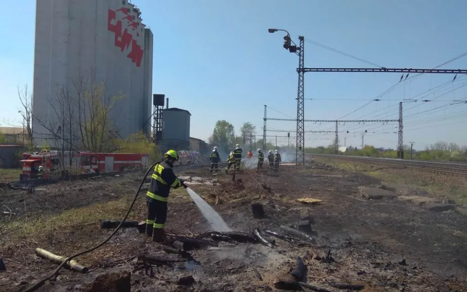 Na Velký pátek řešili přerovští strážníci únik splašků do sklepa činžáku a požár trávy u kolejí