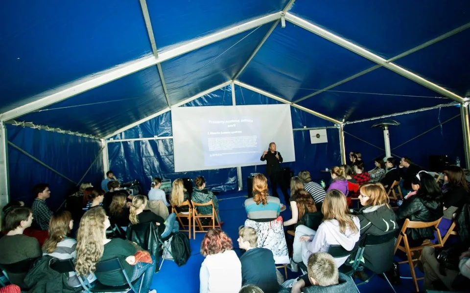 Výstavy, divadlo i ajťácký projekt čeká návštěvníky v doprovodném programu Academia Film Olomouc