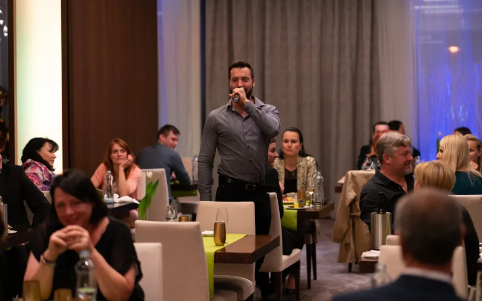 Velikonoční hodování v NH Hotelu vyšperkoval svým zpěvem i Václav Noid Bárta