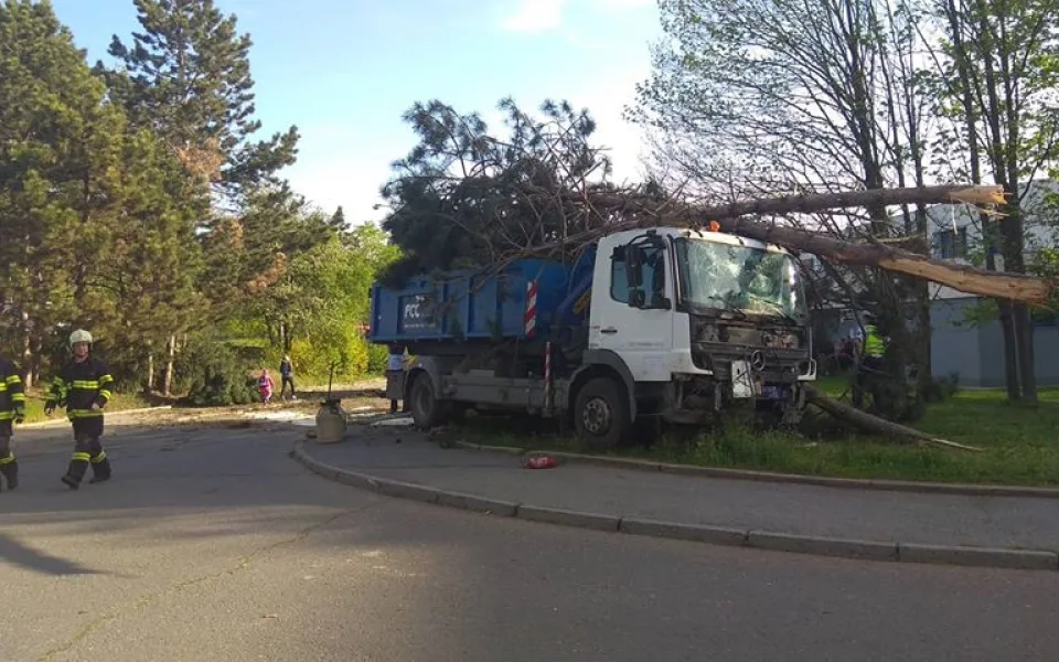 FOTO: Náklaďák v Brněnské ulici prorazil zábradlí, projel přes koleje a skončil na vedlejší ulici ve stromě