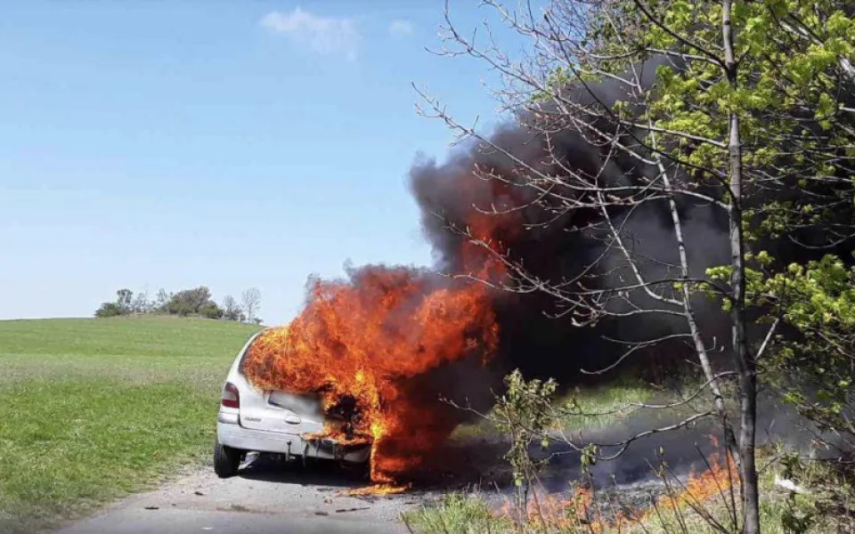 Auto zachvátily plameny. Řidič stihl jen vytočit linku 112