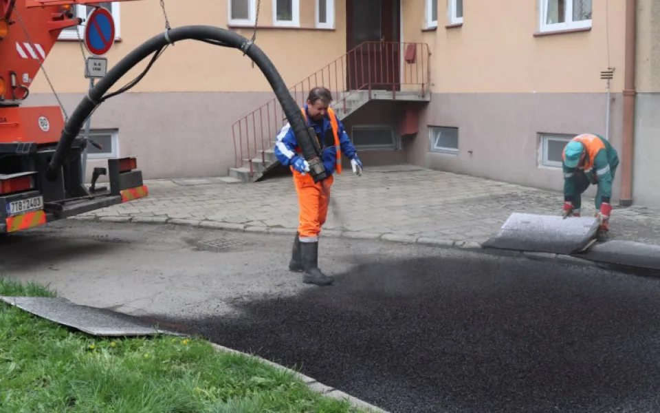 V Přerově opravují poničené silnice turbo metodou