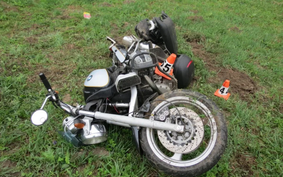 Motorkář havaroval v příkopu a utrpěl zranění. Vznikla škoda za padesát tisíc