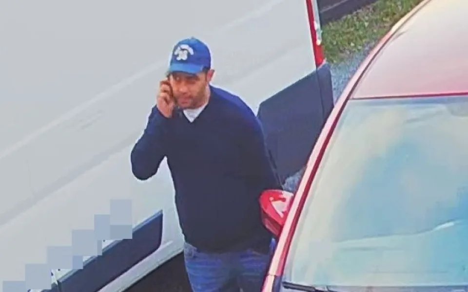 Policie pátrá po zloději, který vykradl auto v Dolní Novosadské v Olomouci