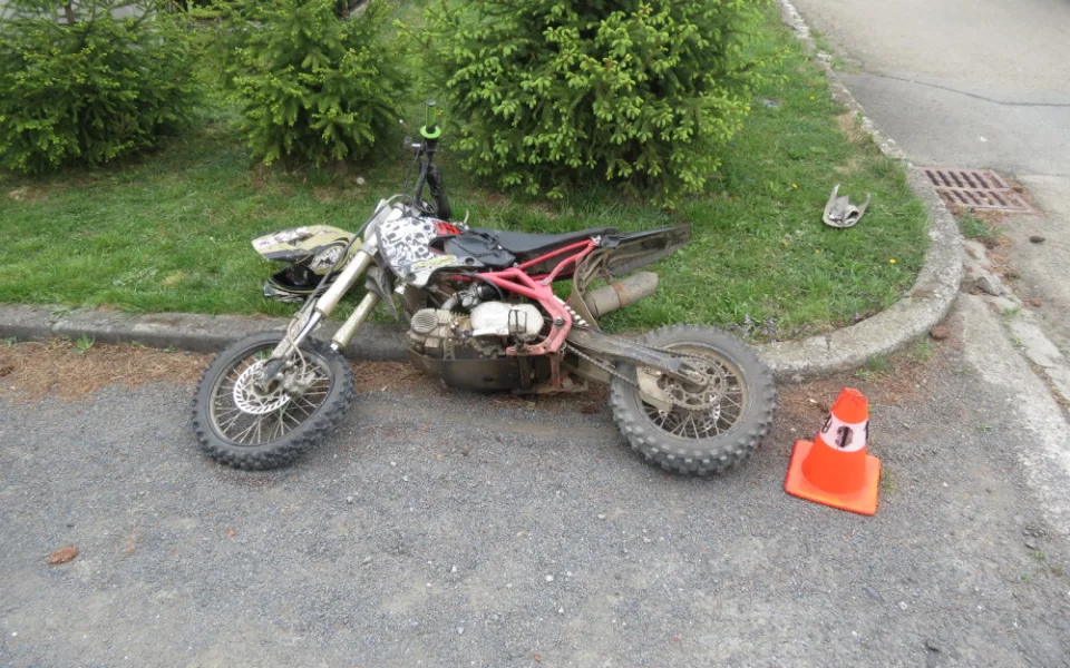 Čtrnáctiletý kluk si od kamaráda půjčil motorku. Na křižovatce nedal přednost autu