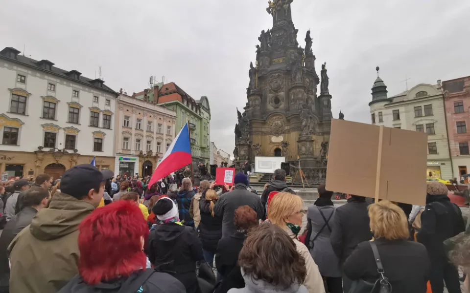 FOTO/VIDEO: Za nezávislost justice a proti Babišovi. Lidé korunovali lvy na třídě Svobody