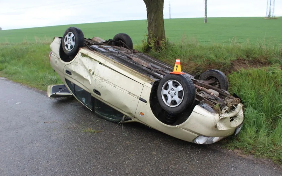 Řidička dostala na mokré silnici smyk. Auto skončilo na střeše