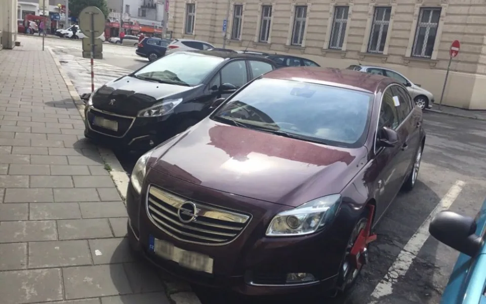 Blokové čištění zkomplikovali řidiči, kteří auta postavili do zákazu