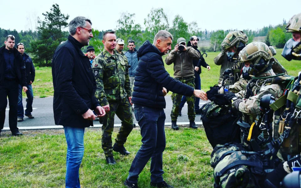 Babiš navštívil elitní vojáky v Prostějově. Chce změnu zákona, která umožní posílat vojáky do ciziny bez souhlasu sněmovny