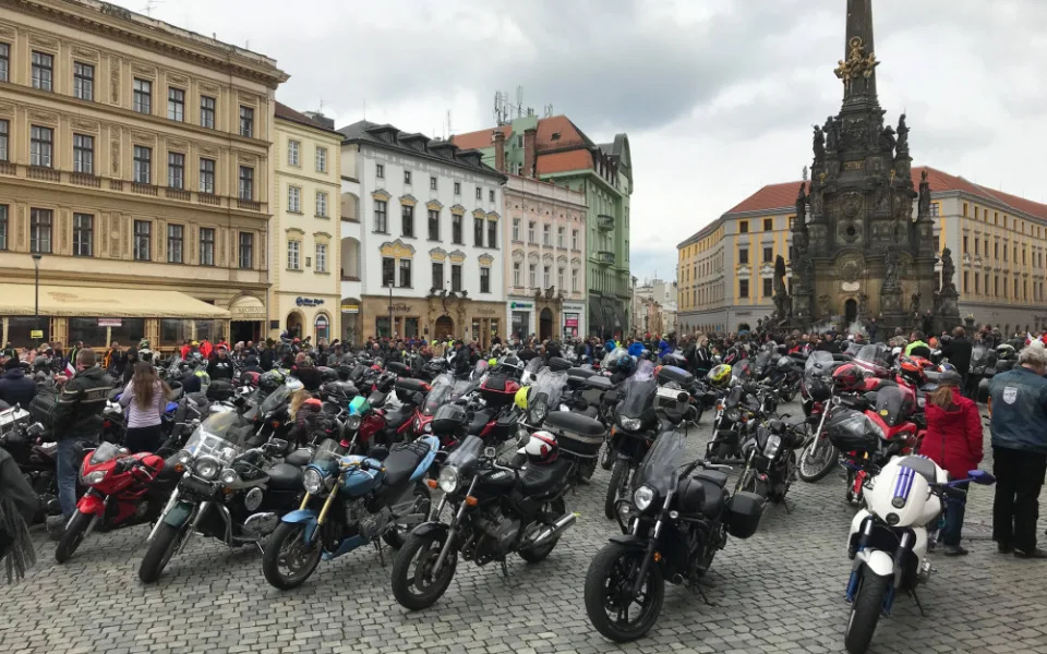 FOTO/VIDEO: Motorkáři dnes zahájili sezonu na Horním náměstí