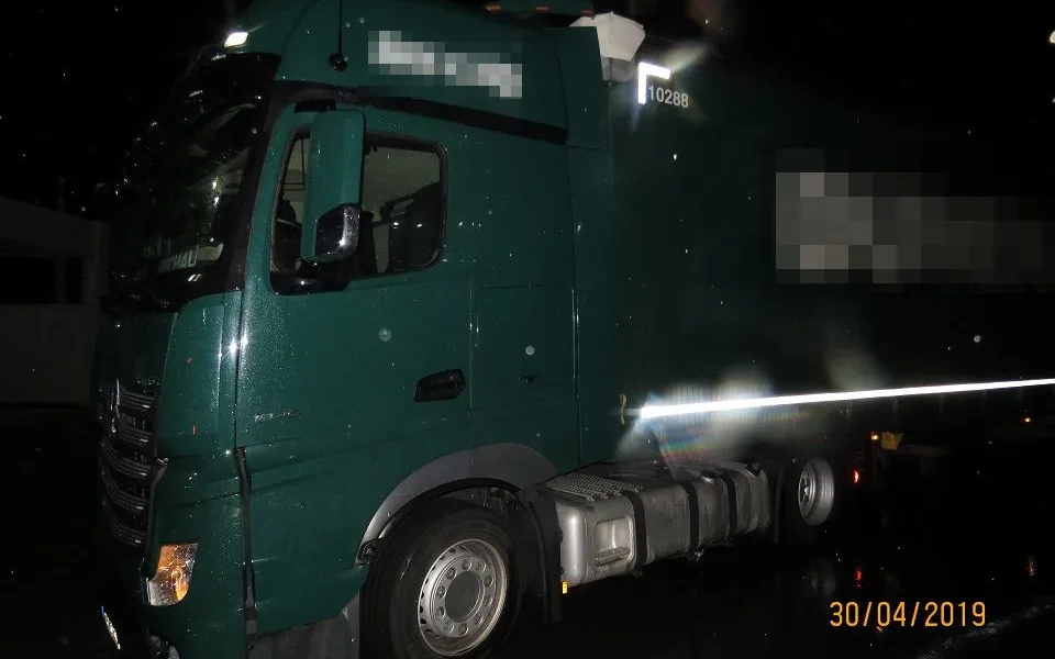 Policie pátrá po řidiči osobáku, který se u dálničního zúžení střetl s kamionem a ujel