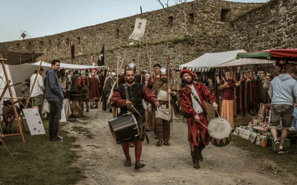 Na Helfštýně budou šermíři, vojáci a akrobati. Bude se tam konat jubilejní desátý ročník Festivalu vojenské historie