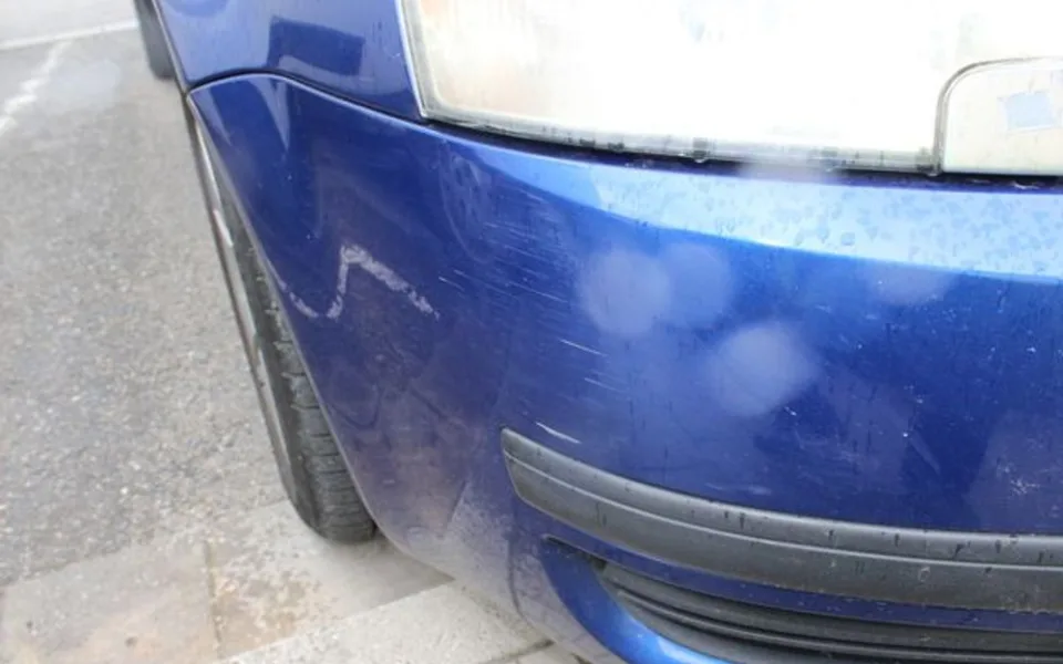 Žena při parkování poškodila cizí auto a z místa odjela. Zavinění dopravní nehody nadále popírá