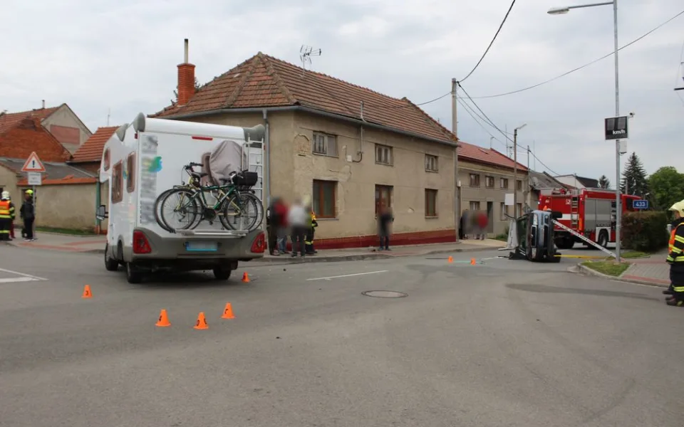 Řidič obytného vozu nedal přednost Fabii. V nemocnici skončily dvě malé děti a žena