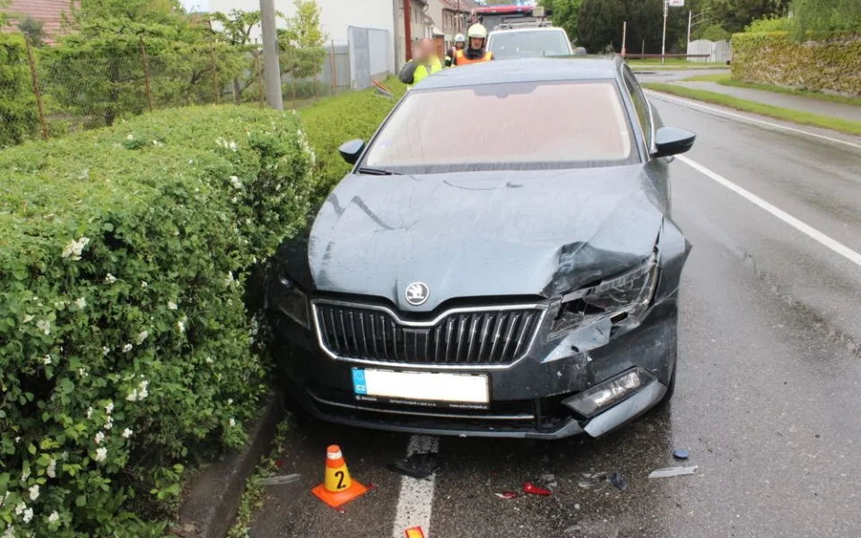 Řidička při průjezdu zatáčkou dostala na mokré silnici smyk a přejela do protisměru, kde se srazila se škodovkou