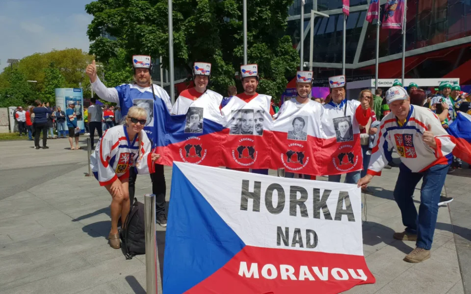 FOTO: Vikingové, lego a teď česko-slovenské legendy. Olomoučtí fanoušci se svými kostýmy na šampionátu zase bodují