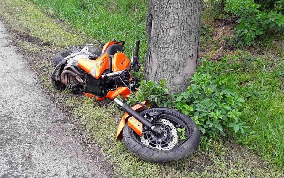 Třiadvacetiletý motorkář nezvládl zatáčku, narazil do stromu a vážně se zranil. Musel pro něj vrtulník