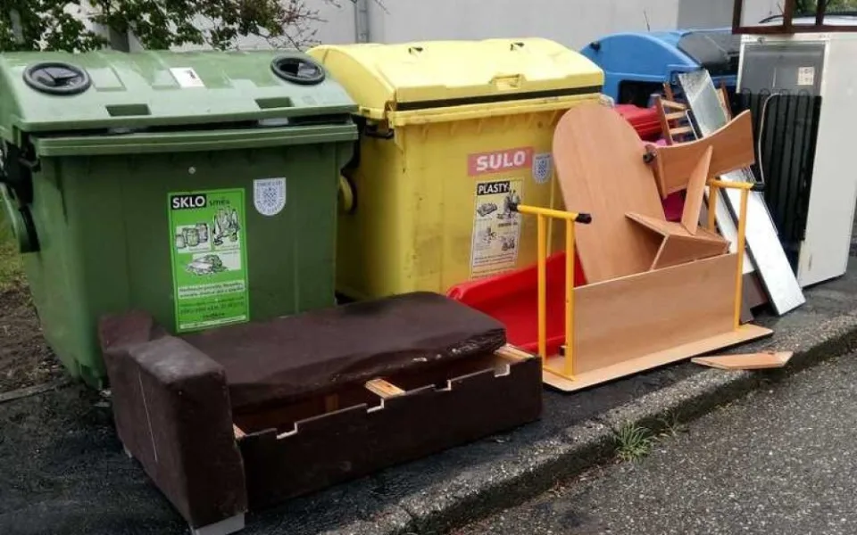 Lidé k popelnicím postavili nábytek, ledničku i pohovku. Porušili zákon o odpadech
